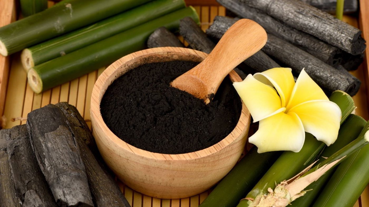 Bột than tre hoạt tính giúp khử mùi hôi chân