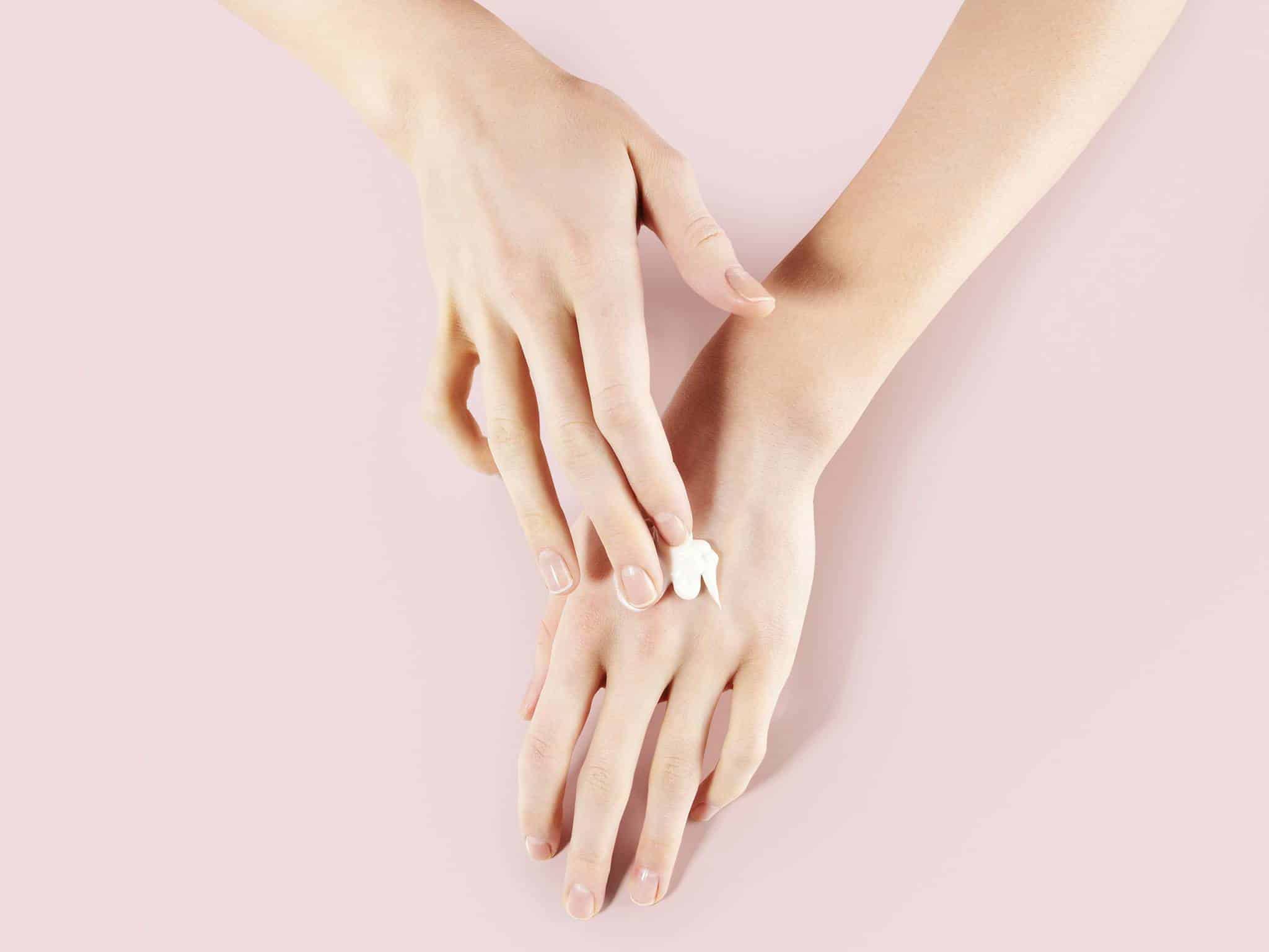 Bôi kem dưỡng da tay thường xuyên giúp da mềm mại