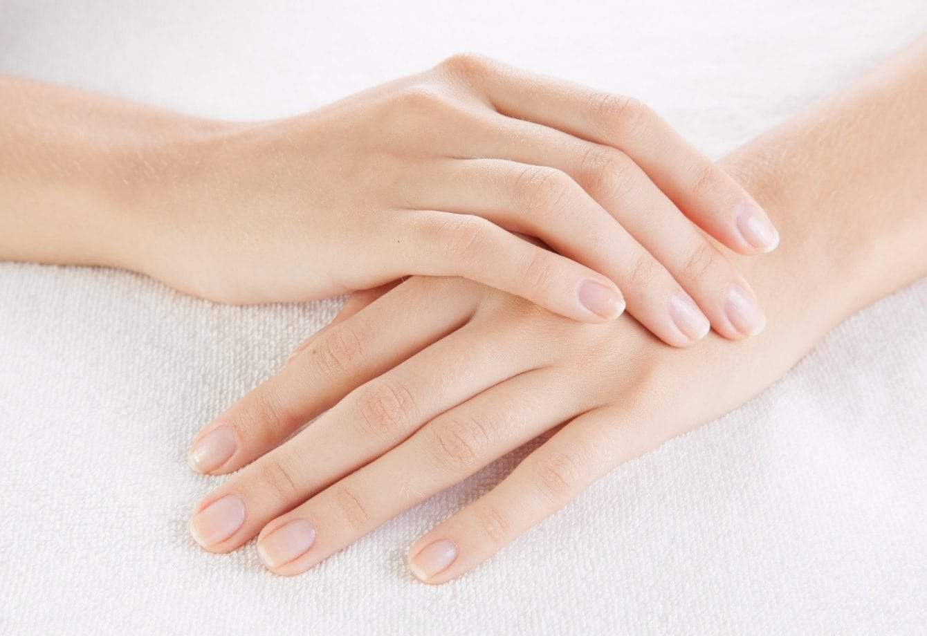 Tẩy da chết thường xuyên giúp da tay mềm mịn