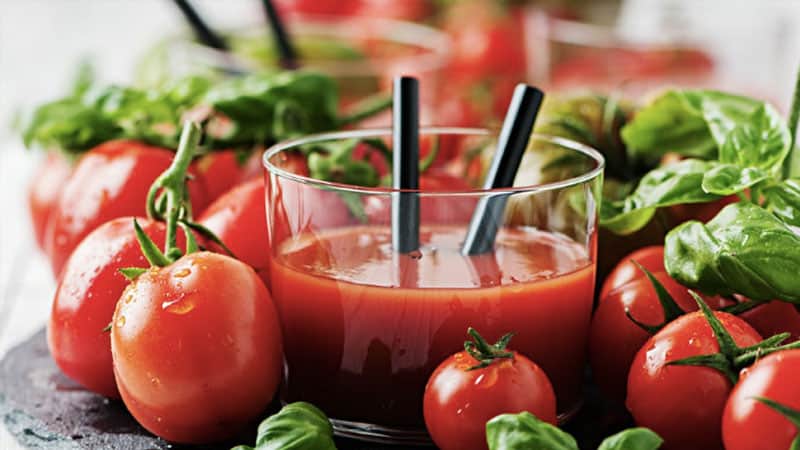 Dùng nước cà chua để chữa trị mồ hôi tay
