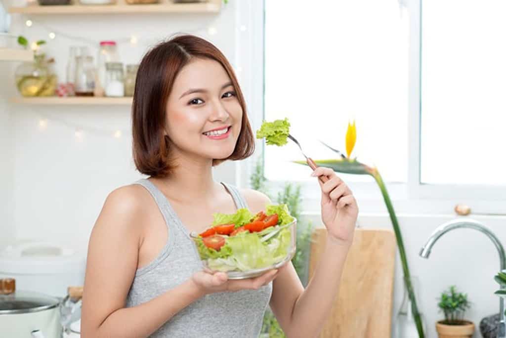 Duy trì chế độ ăn uống lành mạnh để cải thiện mụn