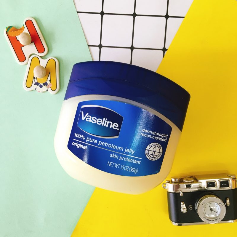 vaseline có trị thâm môi không