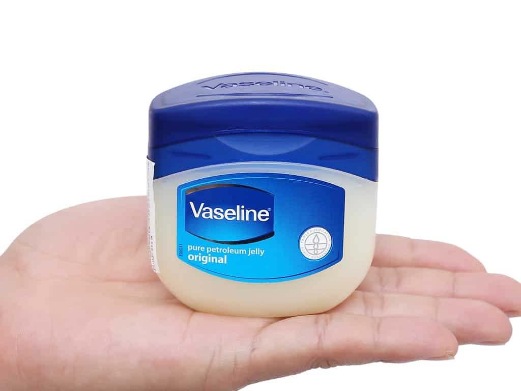 vaseline có trị thâm môi không
