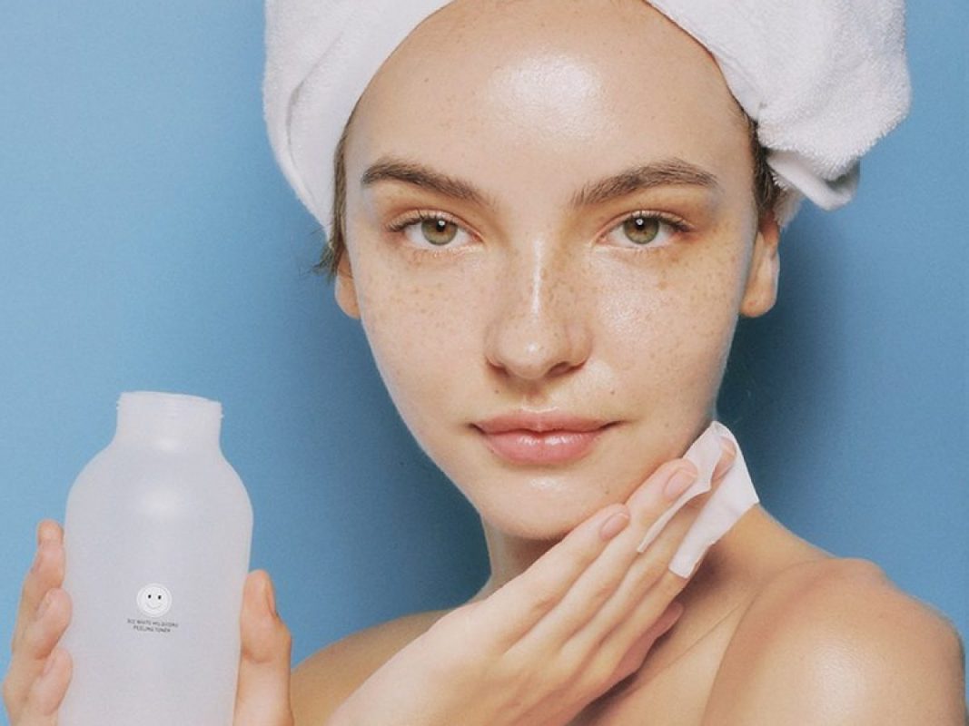 Sử dụng tẩy trang để chăm sóc da dầu