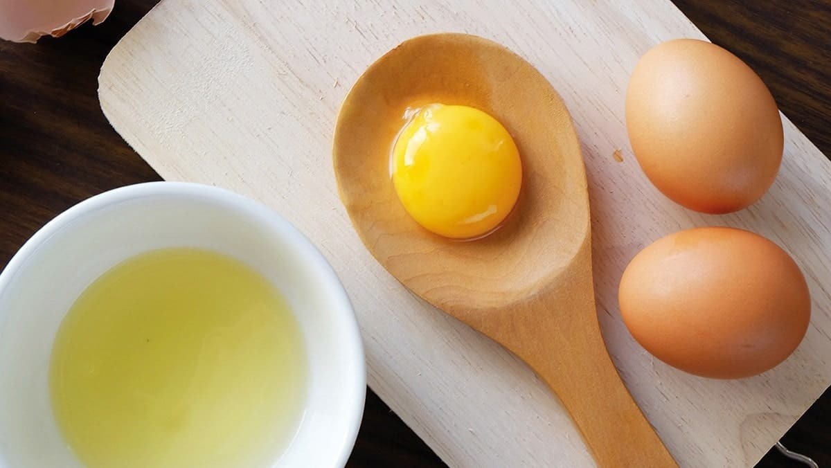 Trị mụn cám với vitamin E và trứng gà