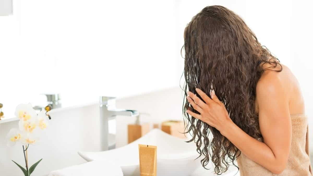 Thoa trực tiếp vitamin E lên tóc