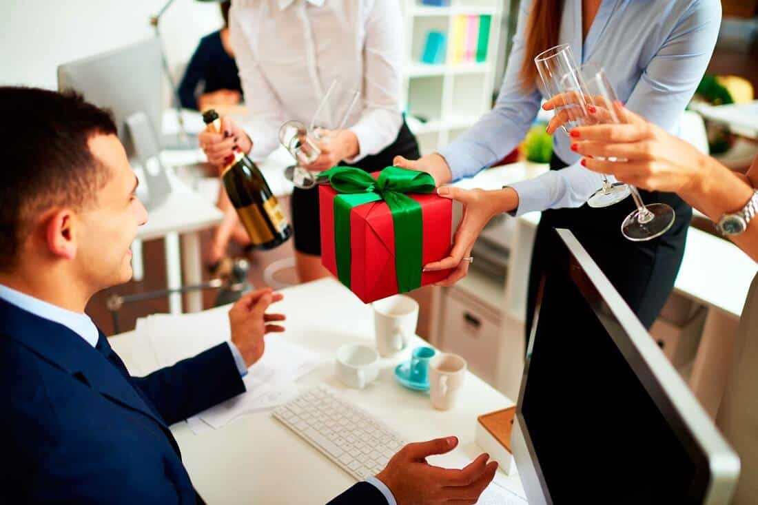 Khi lựa chọn quà Tết cho sếp, khách hàng nên chọn những món quà có giá trị, hình thức đẹp mắt